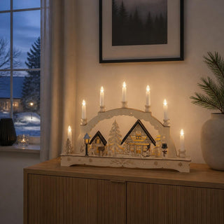 LED-Lichterbogen „Weihnachtsromantik“ aus Naturholz mit sieben leuchtenden LED-Kerzen, Winterdorf, Tannenbaum, Rehen und Schneemann.
