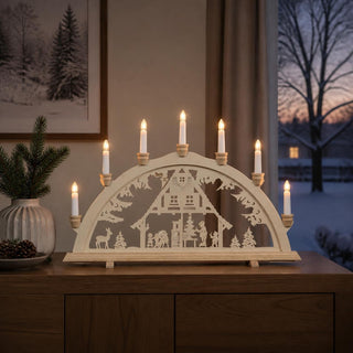Lichterbogen „Waldhaus“ mit 7 Kerzen, Waldhaus, Weihnachtsbaum und Winterlandschaft, klassische Weihnachtsdekoration aus Holz in Natur, 58 cm.