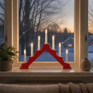 Schwedenleuchter rot aus Holz mit 7 elektrischen Kerzen und warmweißem Licht, klassische Weihnachtsdekoration für Fensterbank und Wohnraum, 39 cm.