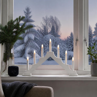Schwedenleuchter weiß aus Holz mit 7 elektrischen Kerzen und warmweißem Licht, klassische Weihnachtsdekoration für Fensterbank und Wohnraum, 39 cm.