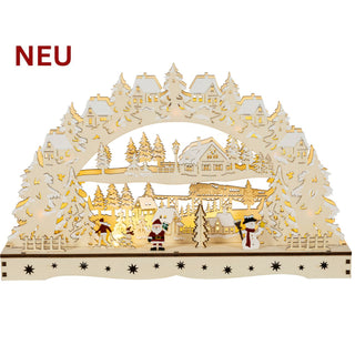 LED Lichterbogen „Santa Claus und Schneemann“, natur, 43 cm, in Frontalansicht. Die detailreiche Weihnachtsdekoration aus Holz zeigt Santa Claus, einen Schneemann, verschneite Tannen, winterliche Häuser und eine Eisenbahn in einer festlichen Winterlandschaft. Die warmweiße LED-Beleuchtung hebt die filigranen Details des mehrlagigen Motivs hervor und sorgt für eine stimmungsvolle Atmosphäre auf Fensterbank, Sideboard oder Tisch während der Advents- und Weihnachtszeit.