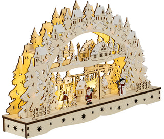 LED Lichterbogen aus naturfarbenem Holz mit Santa Claus, Schneemann, Winterdorf und warmweißer Beleuchtung, 43 cm, batteriebetrieben mit Timer. Seitliche Ansicht.
