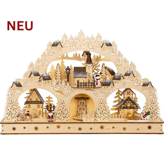 LED-Lichterbogen aus naturfarbenem Holz mit detailreicher Winterdorf-Szene. Mehrere verschneite Häuser, Tannenbäume, eine Kirche mit Uhrturm, Figuren wie Weihnachtsmann und Schneemann sowie ein beleuchtetes Karussell sind kunstvoll in mehreren Ebenen angeordnet. Warmweiße LED-Beleuchtung setzt die filigranen Details des 58 cm breiten Schwibbogens stimmungsvoll in Szene.