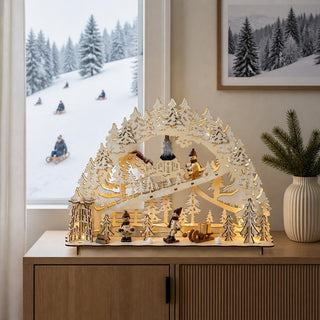 LED Lichterbogen „Winterwald“ mit verschneiter Waldlandschaft, Winterkindern, Kirche und warmweißen LEDs, Weihnachtsdekoration aus Holz in Natur, 33 cm.