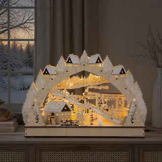 LED-Lichterbogen „Winterromantik“ mit verschneiter Winterlandschaft, Eisenbahn auf einer Brücke, Schneemann und beleuchteten Häusern in natur-beschneiter Optik.