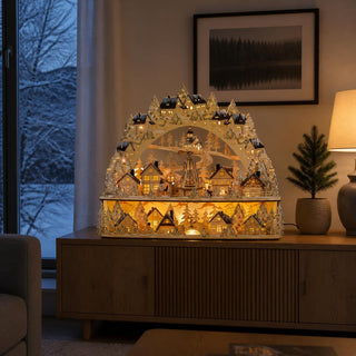LED Lichterbogen „Weihnachtsmarkt“ mit beweglicher Pyramide, beleuchtetem Weihnachtsdorf, Fachwerkhäusern, verschneiten Tannen und LED-Beleuchtung, Weihnachtsdekoration aus Holz in Natur, 63 cm