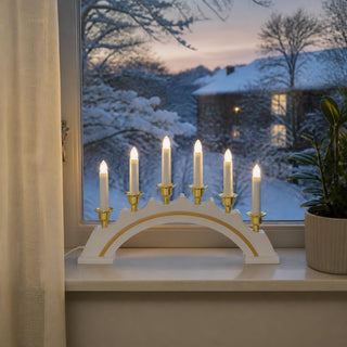 Schwedenleuchter halbrund weiß mit 7 elektrischen Kerzen, goldenen Details und warmweißem Licht, klassische Weihnachtsdekoration für die Fensterbank, 45 cm.