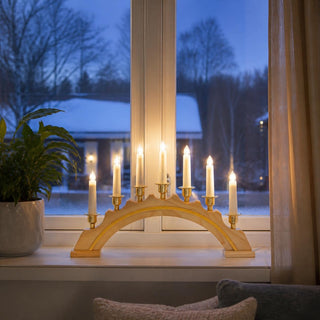 Schwedenleuchter halbrund natur mit 7 elektrischen Kerzen, warmweißem Licht und goldenen Details, klassische Weihnachtsdekoration aus Holz für die Fensterbank, 45 cm.