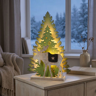 LED Diorama „Elch“ (34 cm), farbig gestaltet und warmweiß beleuchtet, mit dekorativer Tannenbaumform und filigranem Elchmotiv, als stimmungsvolle Tisch- oder Fensterdekoration vor winterlicher Landschaft.