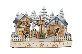 LED Diorama „Weihnachtsmarkt“ aus Holz mit beleuchteten Marktständen, beweglicher Weihnachtspyramide, verschneiten Tannen und winterlicher Dorfszene, 30 cm, für Batterie- und Netzbetrieb.