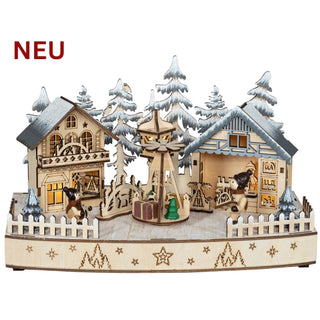 LED-Diorama „Weihnachtsmarkt“ aus naturfarbenem Holz mit warmweißer Beleuchtung. Die detailreiche Szenerie zeigt zwei verschneite Fachwerkhäuser, Tannenbäume, Marktstände und handbemalte Figuren. In der Mitte befindet sich eine bewegliche Weihnachtspyramide mit Geschenken und filigranen Holzmotiven. Der 30 cm breite Weihnachtsleuchter schafft mit seinen winterlichen Details und der stimmungsvollen Beleuchtung eine festliche Atmosphäre.
