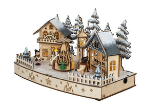 LED Diorama „Weihnachtsmarkt“ aus Holz mit beleuchteten Marktständen, beweglicher Weihnachtspyramide, verschneiten Tannen und winterlicher Dorfszene, 30 cm, für Batterie- und Netzbetrieb.