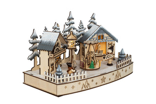 LED Diorama „Weihnachtsmarkt“ aus Holz mit beleuchteten Marktständen, beweglicher Weihnachtspyramide, verschneiten Tannen und winterlicher Dorfszene, 30 cm, für Batterie- und Netzbetrieb.