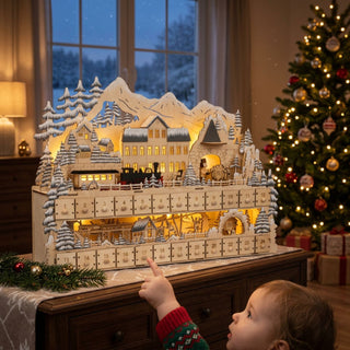 Adventskalender „Bahnhof am Bergwerk“ mit LED-Beleuchtung (58 cm), detailreiche Holzszene mit Zug, Häusern und verschneiter Berglandschaft über 24 Schubladen, warm leuchtend auf einem Sideboard neben geschmücktem Weihnachtsbaum platziert.