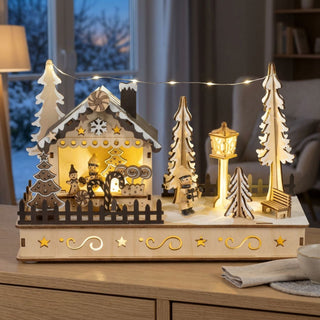 LED Diorama „Weihnachtsmarkthütte“ (18 cm) aus Holz in Natur-Optik, warmweiß beleuchtet mit Timerfunktion, detailreiche Szene mit Hütte, Figuren, Bäumen und Laterne als stimmungsvolle Winterdekoration im Wohnraum.