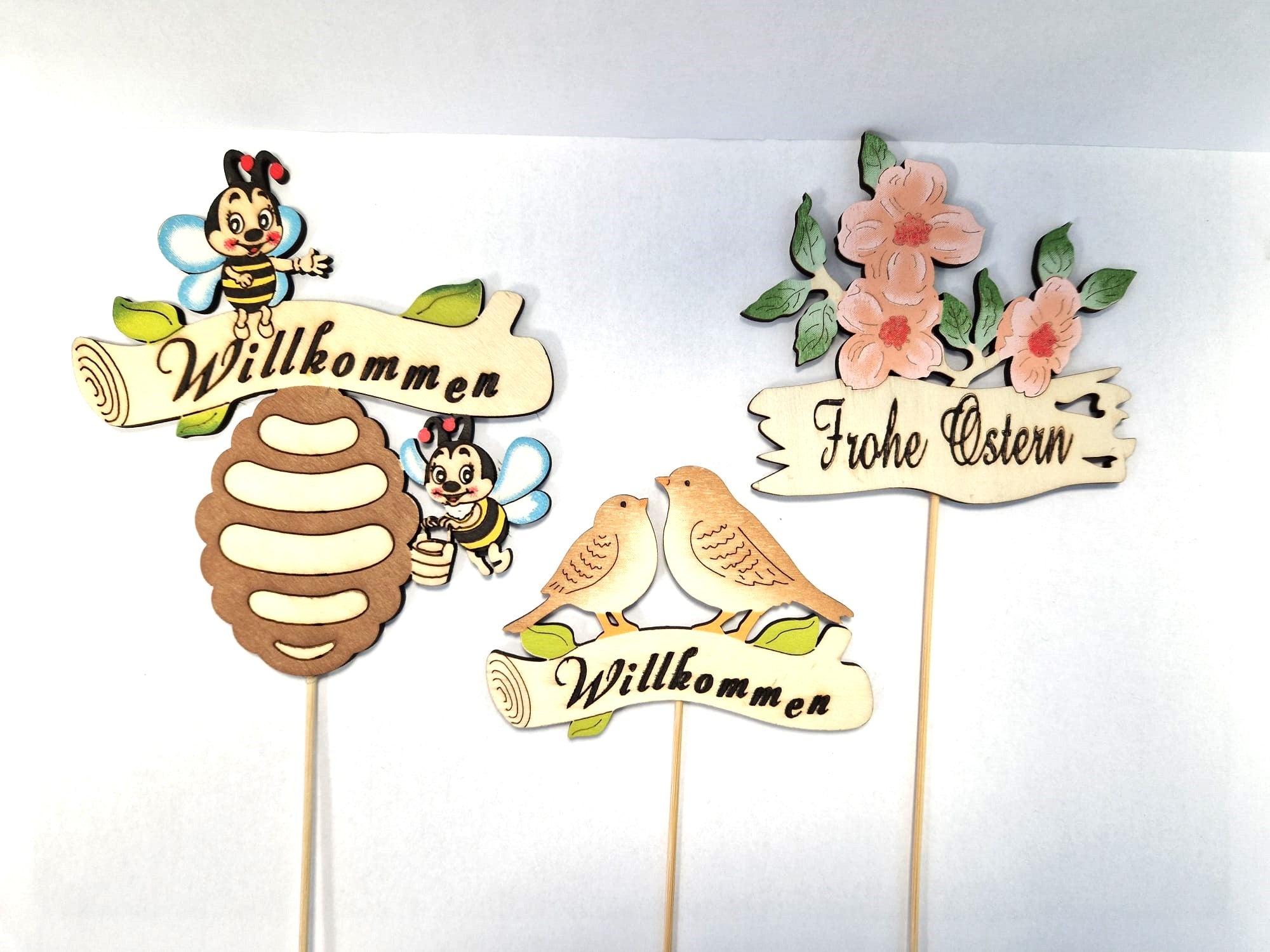 3 Stecker, Motive: Bienen, Vögel, Blumen, Schriftzug "Willkommen" bzw. "Frohe Ostern"