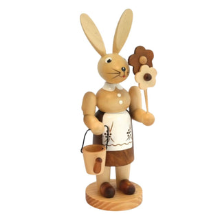 Osterhase „Gärtnerin“ aus naturbelassenem Holz, 30 cm hoch, handgefertigte Figur mit Blume in der Hand und kleinem Eimer, traditionelle Osterdekoration in Naturtönen.