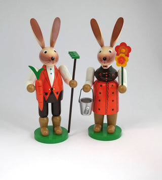 Osterhasenpaar in schönen Farben, Mann mit Karotte und Rechen, Frau mit Blumen und Gießkanne