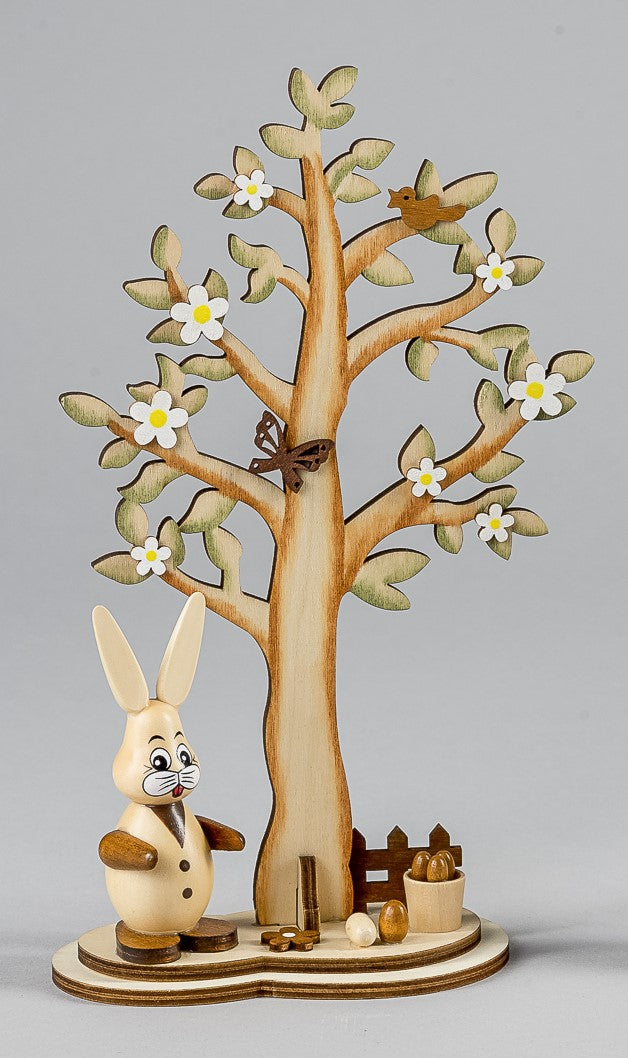 Holzdekoration Osterhase unter dem Blütenbaum, natur