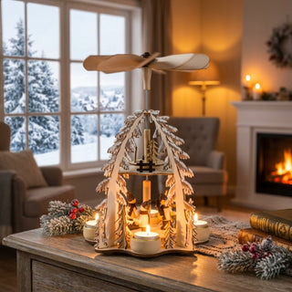 Weihnachtspyramide „Winterkinder“ aus naturbelassenem Holz (30 cm) für vier Teelichter mit Flügelrad. Gestaltung mit Winterkind-Figuren zwischen Tannenbäumen. Auf einem Tisch vor verschneitem Fenster in gemütlicher Wohnatmosphäre.