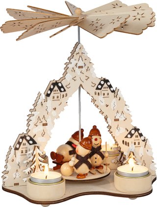 Weihnachtspyramide aus Holz für 4 Teelichte mit lustigen Schneemännern, verschneiten Tannenbäumen, Winterhäusern und filigranem Flügelrad, 23 cm.