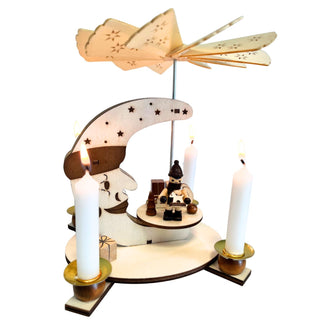 Natürliche Weihnachtspyramide „Mond“ aus Holz, 18 cm hoch, mit Mondmotiv, kleiner Figur und Platz für vier Pyramidenkerzen. MIt brennnden Kerzen