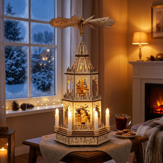 LED-Weihnachtspyramide „Weihnachtseisenbahn“ aus naturbelassenem Holz, ca. 52 cm hoch, mit zwei Etagen und filigranen Motiven rund um eine Eisenbahn. Warm beleuchtet durch integrierte LEDs, mit Flügelrad auf der Spitze, auf einem Tisch in einem gemütlichen Wohnraum mit Fenster, verschneiter Winterlandschaft und Kamin im Hintergrund.