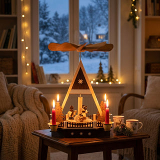 Weihnachtspyramide „Wintersport“ aus naturbelassenem Holz (29 cm) für vier Pyramidenkerzen mit Flügelrad. Offene Dreiecksform mit Wintersport-Figuren und Tannenbäumen. Auf einem Tisch vor verschneitem Fenster, stimmungsvoll mit Kerzenlicht dekoriert.