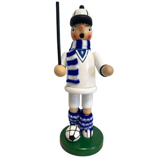 Räuchermännchen „Fußballer“ aus Holz, ca. 23 cm groß, in weiß-blauer Farbgestaltung. Die Figur steht auf einem runden grünen Sockel neben einem schwarz-weißen Fußball, trägt ein weißes Outfit mit blauem Detail, einen blau-weiß gestreiften Schal sowie passende gestrickte Beinwärmer und hält einen schwarzen Stock in der Hand.
