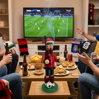 Räuchermännchen „Fußballer“ in Dunkelrot (23 cm) auf Tisch, mit Ball und Fahne, rauchend vor Fußballspiel im TV.
