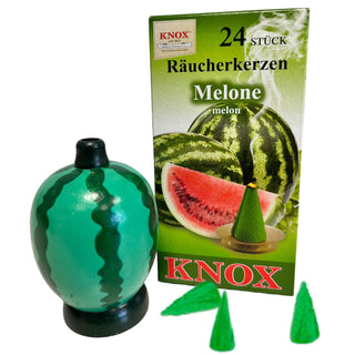 Farbiges Räuchermännchen in Melonenform mit dunklem Sockel, daneben Verpackung mit Knox Räucherkerzen „Melone“ sowie grüne Räucherkerzen, fruchtiges sommerliches Design, Höhe ca. 8 cm.