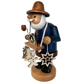 Farbiges Räuchermännchen „Schwibbogenhändler“ aus Holz, 21 cm hoch, mit Pfeife und kleinem Schwibbogen am Tragegestell. Seitenansicht rechts