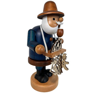 Farbiges Räuchermännchen „Schwibbogenhändler“ aus Holz, 21 cm hoch, mit Pfeife und kleinem Schwibbogen am Tragegestell. Seitenansicht links