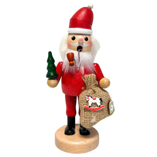 Holz-Räucherwichtel als Weihnachtsmann mit rotem Anzug, Pfeife, grünem Bäumchen und Jutesack mit Spielzeugmotiven.
