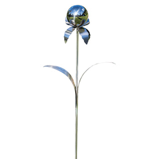 Gartenstecker „Blume“ aus Edelstahl mit glänzender Kugel als Blütenkopf, filigranen Metallblättern und schlankem Stab, minimalistisch gestaltet, freigestellt auf weißem Hintergrund.