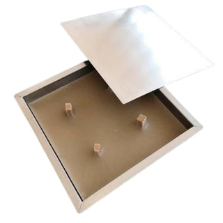 Fackeleinsatz aus Metall für Edelstahl‑Metallsäulen mit quadratischer Form, gefüllt mit Wachs und vier sichtbaren Dochten, inklusive abnehmbarem, flachem Metalldeckel, freigestellt vor weißem Hintergrund.