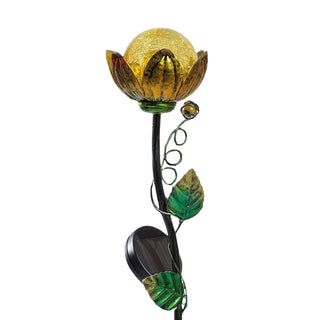 Solarbetriebener Gartenstecker in Blumenform mit gelber Glaskugel und dekorativen Metallblättern.