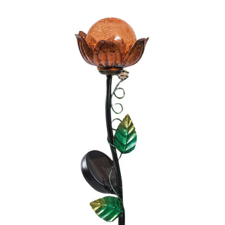 Solarbetriebener Gartenstecker in Blumenform mit orangefarbener Glaskugel und dekorativen Metallblättern.