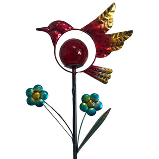 LED Solar‑Gartenstecker „Vogel“ in Rot aus Metall und Glas mit integrierter roter LED‑Glaskugel sowie dekorativen Blumenapplikationen auf Stiel, freigestellt auf weißem Hintergrund – solarbetriebene Gartendeko.
