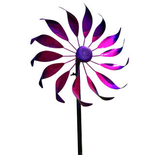 „Gartendeko Windrad XL aus Metall mit geschwungenen, blattförmigen Rotoren in schimmernden Pink‑ und Violetttönen auf schwarzem Gartenstab, freigestellt auf weißem Hintergrund.“