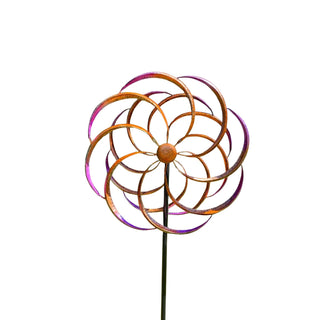 „XXL Doppel-Windrad aus Metall mit geschwungenen, kreisförmig angeordneten Rotorblättern in kupfer‑ und violettfarbenem Schimmer auf einem schwarzen Stab, freigestellt auf weißem Hintergrund.“