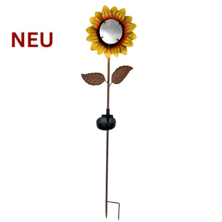 Gartenstecker in Sonnenblumenform mit gelb‑orangenen Blütenblättern und spiegelnder Mitte mit Tunnellichteffekt. Am braunen Metallstab befinden sich zwei Blätter und ein integriertes Solar‑LED‑Modul. Gesamthöhe 84 cm, zum Einstecken in den Boden.