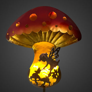 Gartenstecker „Pilz“ mit rotem Pilzkopf, warm leuchtender Solar‑LED und dekorativem Motiv im Pilzstiel, Detailansicht vor dunklem Hintergrund.