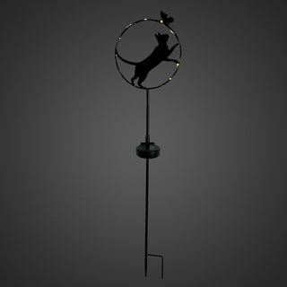 Gartenstecker aus schwarzem Metall mit stehender Katzen‑Silhouette in einem runden Rahmen. Die Katze streckt sich zu einem kleinen Schmetterling am oberen Rand des Kreises. Ein integrierter Solar‑LED‑Lichtdraht beleuchtet den Kreis dezent. Am Metallstab befindet sich das Solar‑LED‑Modul. Gesamthöhe 84 cm, freistehend vor dunklem Hintergrund.