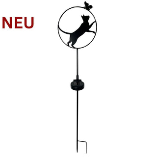 Gartenstecker aus schwarzem Metall mit stehender Katzen‑Silhouette in einem runden Rahmen. Die Katze richtet sich zu einem kleinen Schmetterling am oberen Rand des Kreises auf. Am Metallstab ist ein integriertes Solar‑LED‑Modul angebracht. Gesamthöhe 84 cm, zum Einstecken in den Boden.