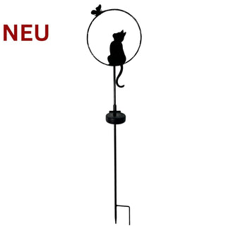 Schwarzer Metall‑Gartenstecker mit sitzender Katzen-Silhouette in einem Ring, darüber ein kleiner Schmetterling; am Stab befindet sich ein rundes Solarmodul für LED-Beleuchtung.
