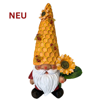 Gartenfigur eines Wichtels mit großer Sonnenblume und honigwabenartiger Mütze mit Bienen, Solar‑LED, 30 cm hoch.