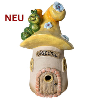 Gartenfigur „Pilzhaus Raupe“ mit gelbem Pilzdach, grüner Raupenfigur und Blumen, rundes Häuschen mit Tür und Fenster, integrierte Solar‑LED, 35 cm hoch; auf weißem Hintergrund mit rotem Schriftzug „NEU“.
