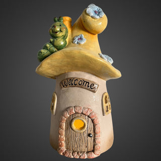 Gartenfigur „Pilzhaus Raupe“ mit gelbem Pilzdach, grüner Raupenfigur und Blumen, rundes Häuschen mit Tür und Fenster, integrierte Solar‑LED, 35 cm hoch; auf weißem Hintergrund mit rotem Schriftzug „NEU“. Bleuchtet mit grauen Hintergrund
