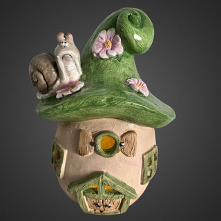 Gartenfigur „Pilzhaus Schnecke“ mit grünem Dach, Schneckenfigur und Blume, rundes Häuschen mit Tür und Fenstern, Solar‑LED, 31 cm hoch, auf weißem Hintergrund mit rotem Schriftzug „NEU“. Beleuchtet mit grauen Hintergrund